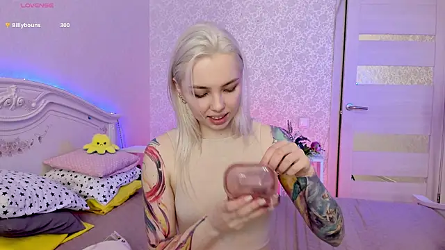 Snapshot of LillyMoure_ chatting on March 22, 2025, 3:20 am LillyMoure  online show from March 22, 2025, 3:20 am