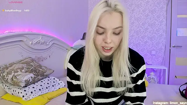 Snapshot of LillyMoure_ chatting on March 7, 2025, 5:29 am LillyMoure  online show from March 7, 2025, 5:29 am