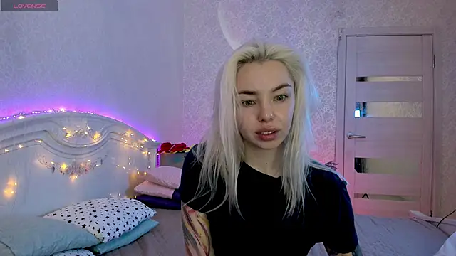 Snapshot of LillyMoure_ chatting on October 6, 2025, 11:16 pm LillyMoure  online show from October 6, 2025, 11:16 pm