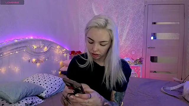 Snapshot of LillyMoure_ chatting on September 26, 2025, 11:22 pm LillyMoure  online show from September 26, 2025, 11:22 pm