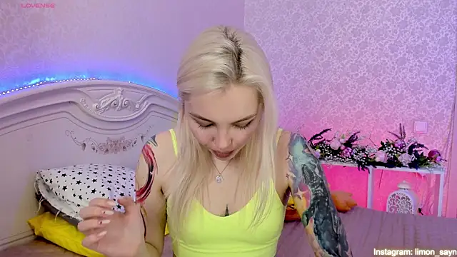 Snapshot of LillyMoure_ chatting on March 15, 2025, 2:56 am LillyMoure  online show from March 15, 2025, 2:56 am