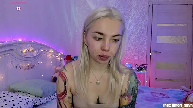 Snapshot of LillyMoure_ chatting on October 20, 2025, 1:07 am LillyMoure  online show from October 20, 2025, 1:07 am