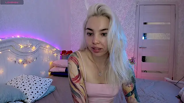 Snapshot of LillyMoure_ chatting on September 29, 2025, 11:21 pm LillyMoure  online show from September 29, 2025, 11:21 pm