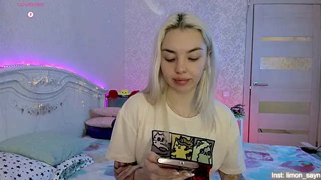 Snapshot of LillyMoure_ chatting on October 16, 2025, 11:24 pm LillyMoure  online show from October 16, 2025, 11:24 pm