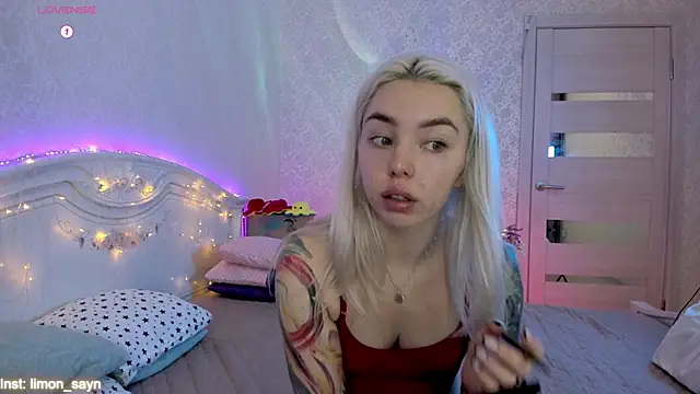 Snapshot of LillyMoure_ chatting on October 2, 2025, 11:30 pm LillyMoure  online show from October 2, 2025, 11:30 pm