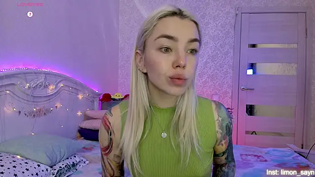 Snapshot of LillyMoure_ chatting on October 17, 2025, 11:28 pm LillyMoure  online show from October 17, 2025, 11:28 pm