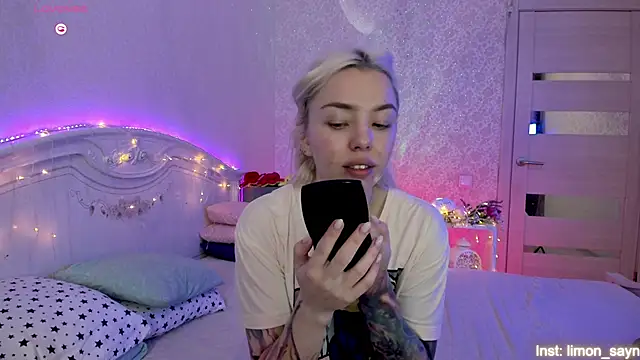 Snapshot of LillyMoure_ chatting on September 13, 2025, 11:38 pm LillyMoure  online show from September 13, 2025, 11:38 pm