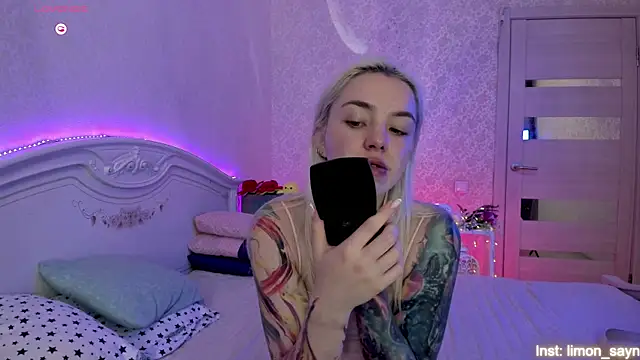 Snapshot of LillyMoure_ chatting on September 8, 2025, 11:26 pm LillyMoure  online show from September 8, 2025, 11:26 pm