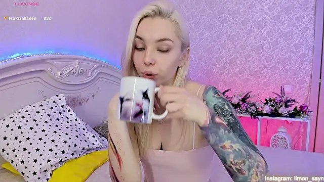 Snapshot of LillyMoure_ chatting on March 9, 2025, 3:01 am LillyMoure  online show from March 9, 2025, 3:01 am