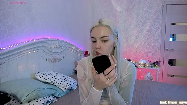 Snapshot of LillyMoure_ chatting on September 21, 2025, 11:32 pm LillyMoure  online show from September 21, 2025, 11:32 pm