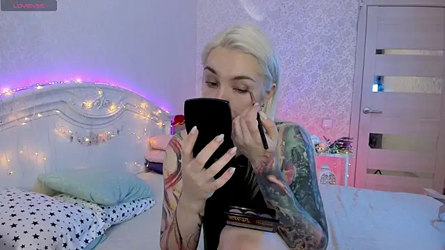 Snapshot of LillyMoure_ chatting on September 19, 2025, 11:42 pm LillyMoure  online show from September 19, 2025, 11:42 pm