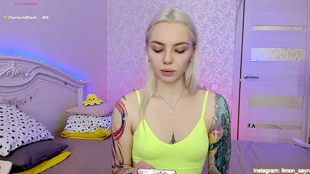 Snapshot of LillyMoure_ chatting on March 23, 2025, 2:59 am LillyMoure  online show from March 23, 2025, 2:59 am