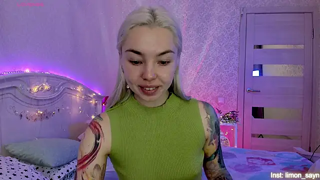 Snapshot of LillyMoure_ chatting on October 24, 2025, 11:37 pm LillyMoure  online show from October 24, 2025, 11:37 pm