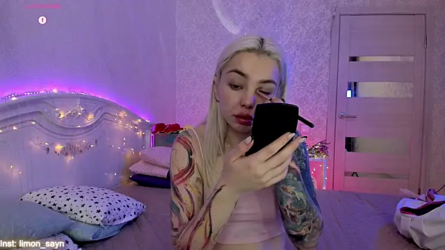 Snapshot of LillyMoure_ chatting on October 5, 2025, 11:39 pm LillyMoure  online show from October 5, 2025, 11:39 pm