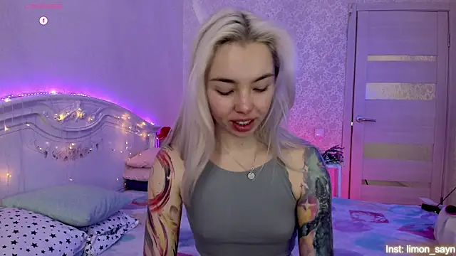 Snapshot of LillyMoure_ chatting on October 13, 2025, 12:23 am LillyMoure  online show from October 13, 2025, 12:23 am