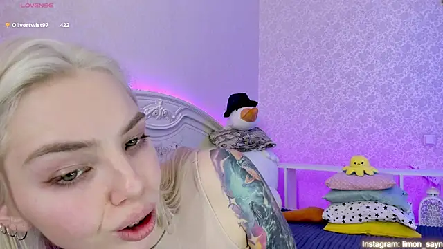 Snapshot of LillyMoure_ chatting on February 19, 2025, 4:34 am LillyMoure  online show from February 19, 2025, 4:34 am