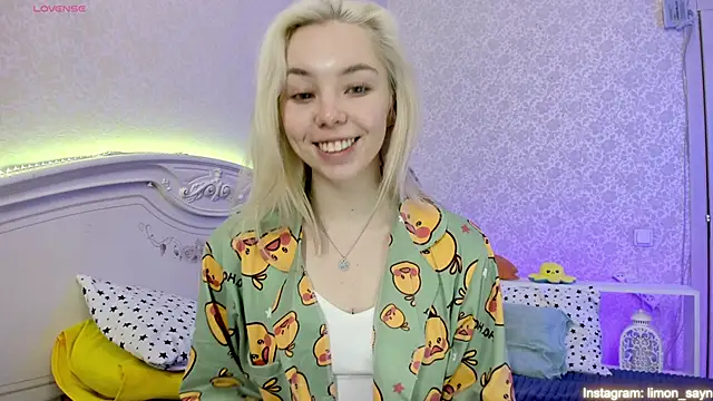Snapshot of LillyMoure_ chatting on February 26, 2025, 11:52 pm LillyMoure  online show from February 26, 2025, 11:52 pm