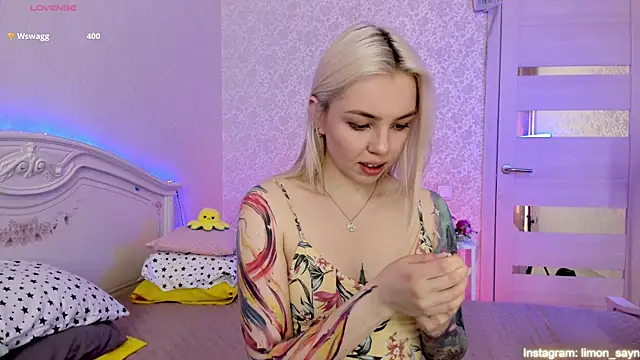 Snapshot of LillyMoure_ chatting on March 19, 2025, 2:59 am LillyMoure  online show from March 19, 2025, 2:59 am