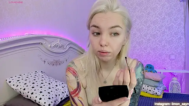 Snapshot of LillyMoure_ chatting on February 17, 2025, 12:00 am LillyMoure  online show from February 17, 2025, 12:00 am