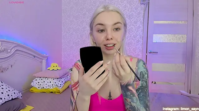 Snapshot of LillyMoure_ chatting on March 20, 2025, 11:45 pm LillyMoure  online show from March 20, 2025, 11:45 pm
