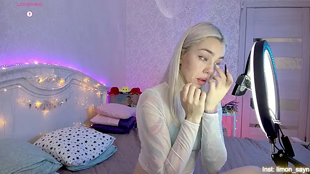 Snapshot of LillyMoure_ chatting on October 11, 2025, 11:39 pm LillyMoure  online show from October 11, 2025, 11:39 pm
