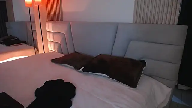 Snapshot of Miss_Loise chatting on February 9, 2026, 3:59 am Miss Loise online show from February 9, 2026, 3:59 am