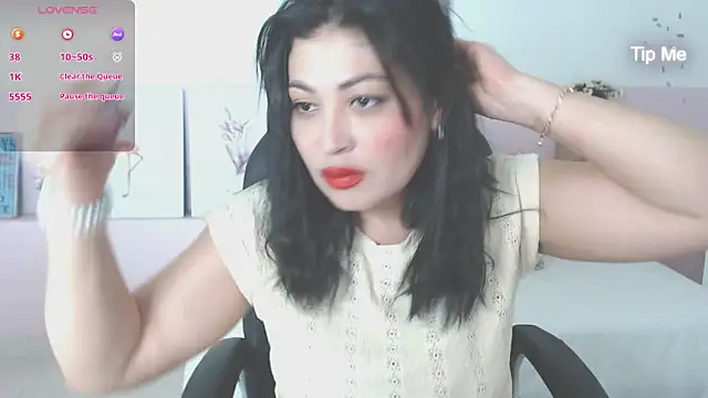 sophia hadid online show from November 4, 2025, 7:50 pm