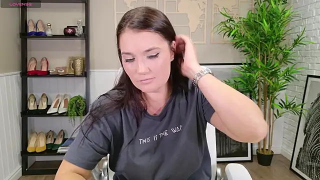 Snapshot of SelineSole chatting on September 9, 2025, 5:22 pm SelineSole online show from September 9, 2025, 5:22 pm
