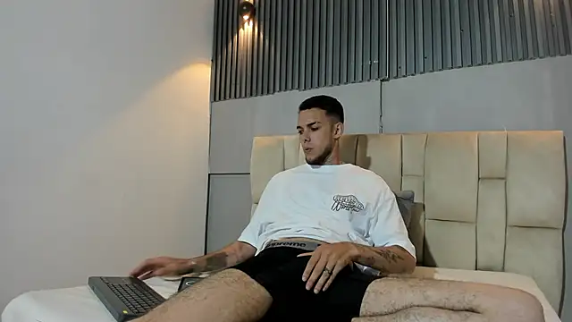 ricardo333 online show from April 15, 2026, 2:32 pm