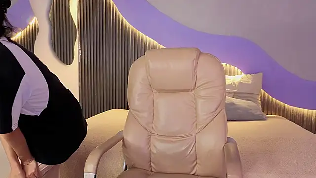 hot little bunny online show from February 2, 2026, 9:03 pm