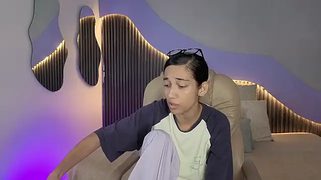 hot little bunny online show from April 21, 2026, 9:10 pm