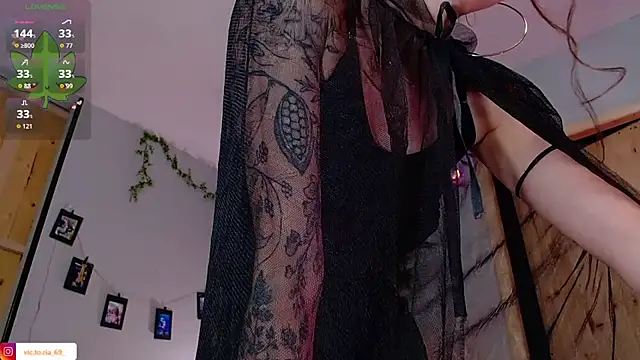 VickyJackson  online show from December 18, 2025, 4:22 pm