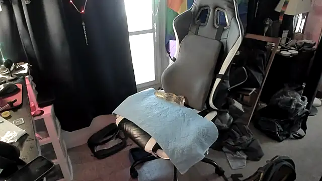 Snapshot of Daddysthick chatting on October 19, 2025, 2:31 pm Daddysthick online show from October 19, 2025, 2:31 pm