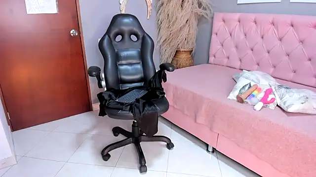 Anahi falcon online show from March 3, 2026, 7:43 pm