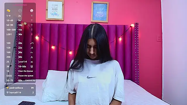 littlee emilyy  online show from January 28, 2025, 2:53 am