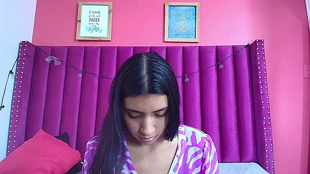 littlee emilyy  online show from December 12, 2024, 6:10 pm