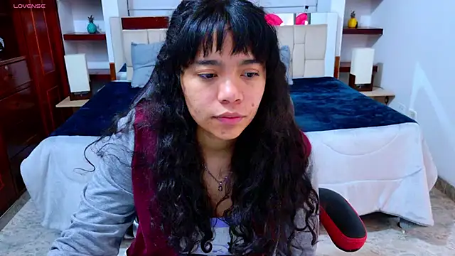 laureentt  online show from October 25, 2025, 3:06 am