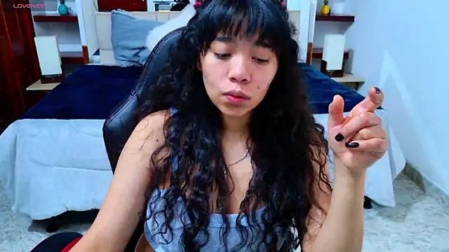 laureentt  online show from October 24, 2025, 3:05 am