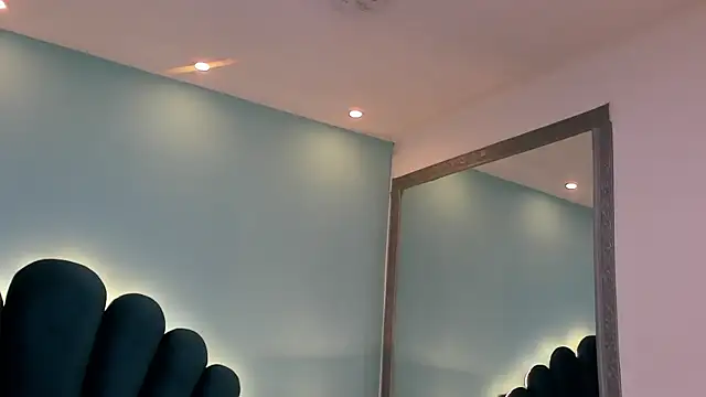 sharlott18 online show from November 8, 2025, 10:52 am