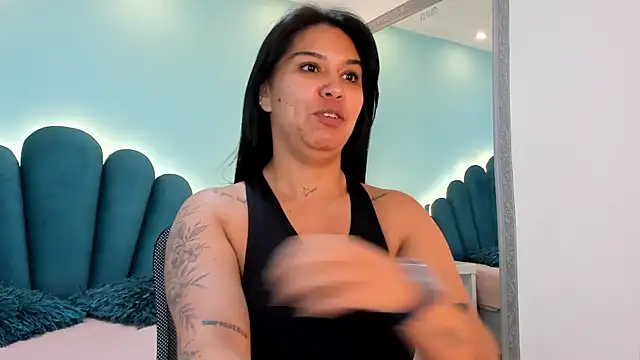 sharlott18 online show from December 19, 2025, 1:24 pm