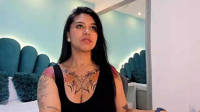 sharlott18 online show from February 18, 2026, 12:23 pm