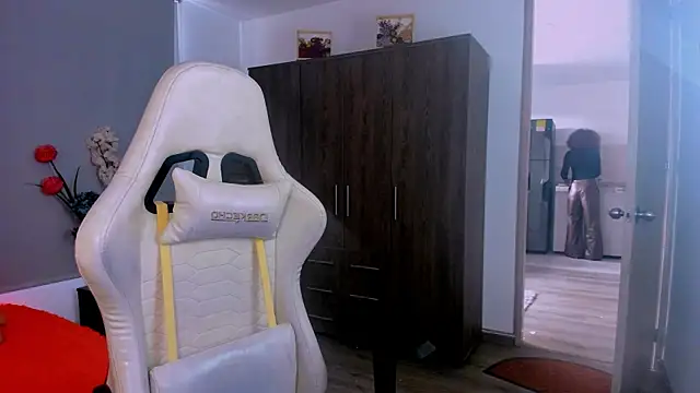 ScarlettMalbec online show from April 22, 2026, 9:21 pm