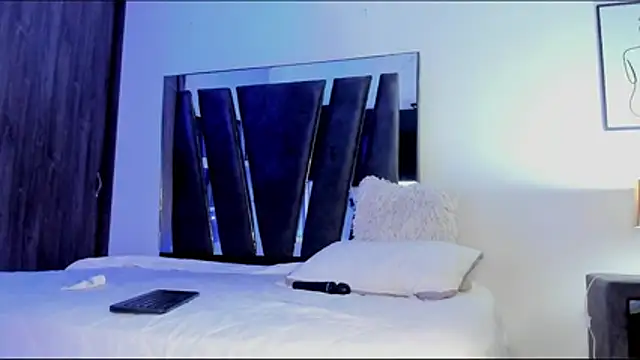 Snapshot of HollyEvanz chatting on February 3, 2026, 6:40 am HollyEvanz online show from February 3, 2026, 6:40 am