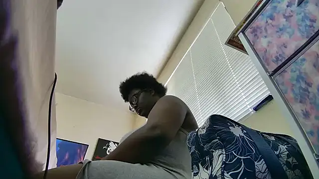 Snapshot of Yagurl__west chatting on February 21, 2025, 11:32 pm Yagurl west online show from February 21, 2025, 11:32 pm