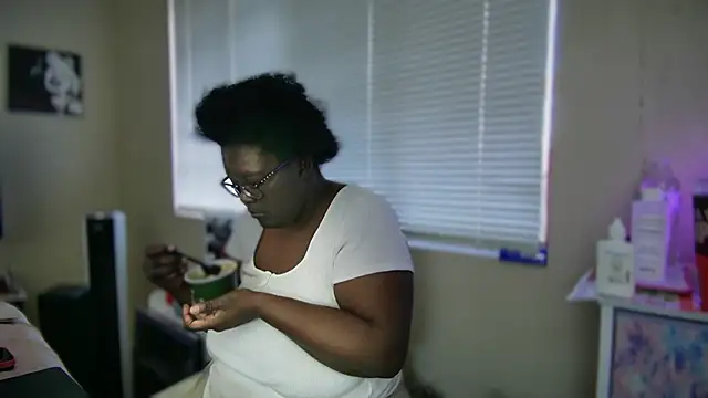 Snapshot of Yagurl__west chatting on February 20, 2025, 1:14 am Yagurl west online show from February 20, 2025, 1:14 am