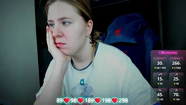 Olivia Munk online show from November 4, 2025, 3:32 am