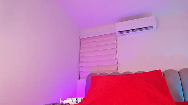 jones maddy  online show from November 22, 2025, 12:04 pm