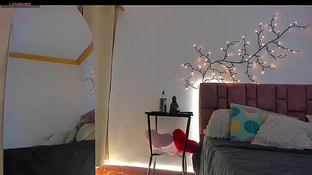 SunnyLeonz online show from May 18, 2026, 8:57 pm