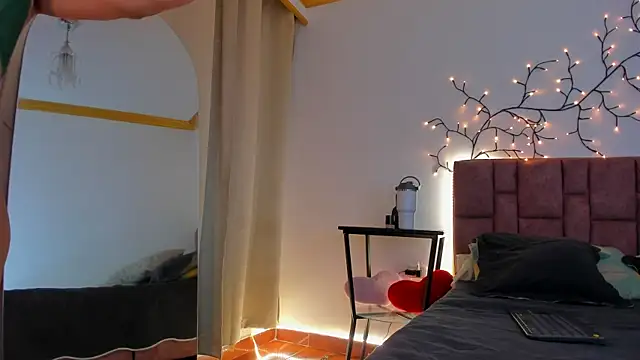 SunnyLeonz online show from May 24, 2026, 8:53 pm