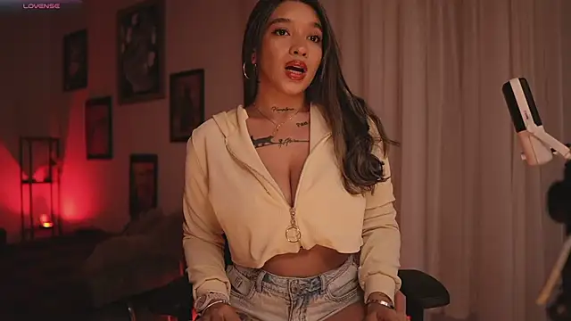 Snapshot of HannahW_ chatting on May 13, 2026, 8:49 pm HannahW online show from May 13, 2026, 8:49 pm